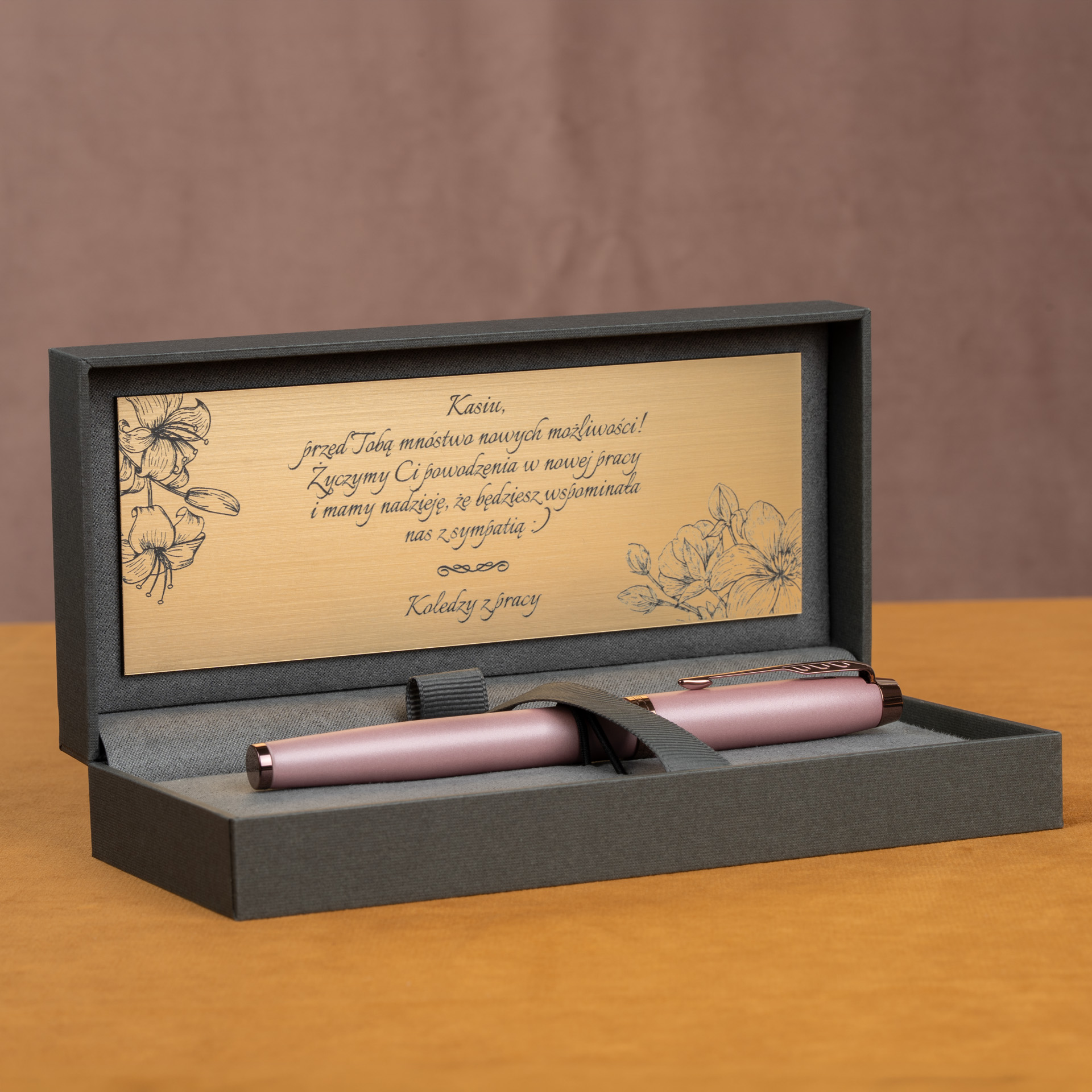Długopis w kolorze różowego złota w eleganckim etui z personalizowaną tabliczką grawerowaną